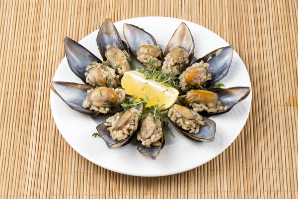 Midye dolması; midye dolma