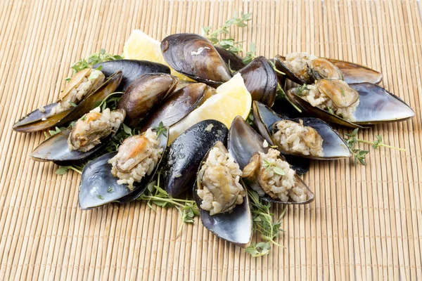 Midye dolması; midye dolma