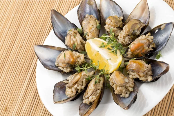 Midye dolması; midye dolma