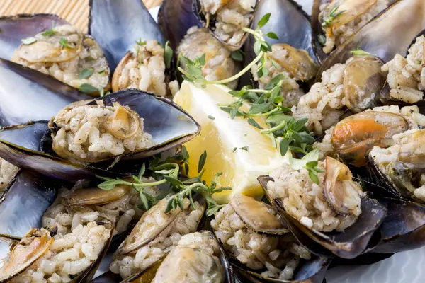 Midye dolması; midye dolma