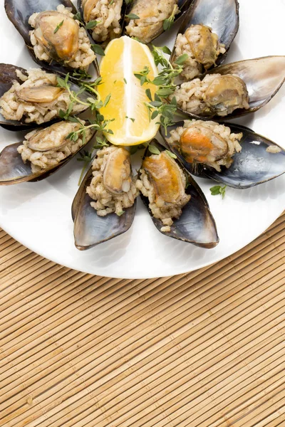 Midye dolması; midye dolma