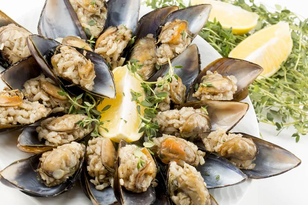 Beyaz tabakta deniz ürünleri ve istiridye.