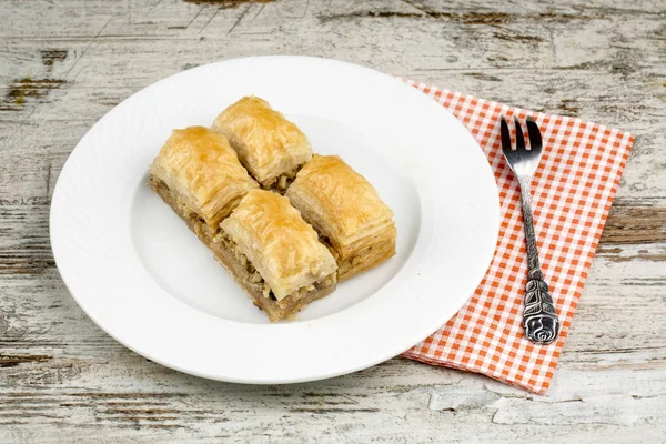Geleneksel Türk tatlıları; Baklava