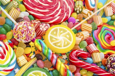 Beyaz arka plan üzerinde renkli şekerler