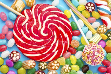 Beyaz arka plan üzerinde renkli şekerler