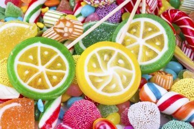 Beyaz arka plan üzerinde renkli şekerler