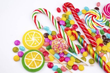 Beyaz arka plan üzerinde renkli şekerler