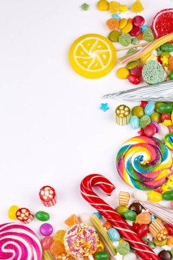 Beyaz arka plan üzerinde renkli şekerler