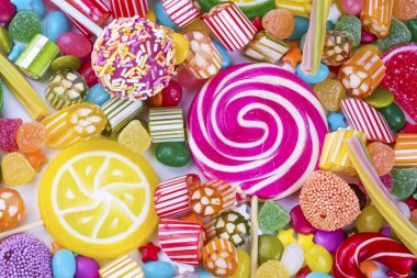 Beyaz arka plan üzerinde renkli şekerler