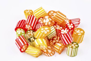 Beyaz arka plan üzerinde renkli şekerler