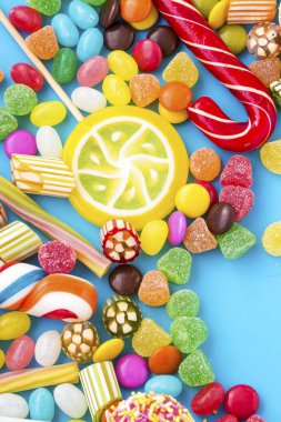 Beyaz arka plan üzerinde renkli şekerler