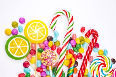 Beyaz arka plan üzerinde renkli şekerler