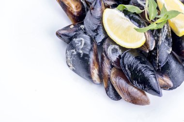 Doldurulmuş midye (midye dolma)