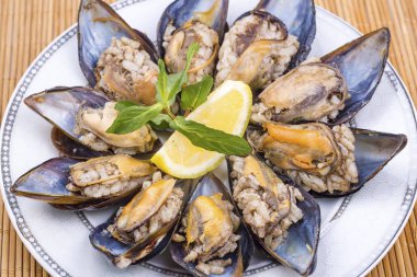 Doldurulmuş midye (midye dolma)