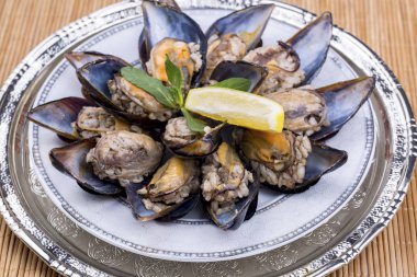 Doldurulmuş midye (midye dolma)