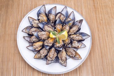 Doldurulmuş midye (midye dolma)