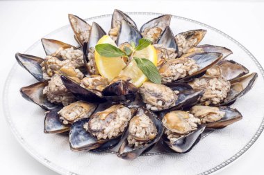 Doldurulmuş midye (midye dolma)