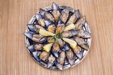 Doldurulmuş midye (midye dolma)