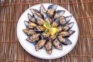 Doldurulmuş midye (midye dolma)