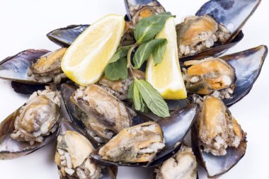 Doldurulmuş midye (midye dolma)