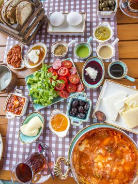 Geleneksel lezzetli Türk kahvaltısı
