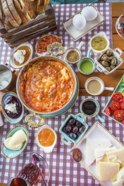 Geleneksel lezzetli Türk kahvaltısı