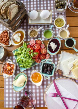 Geleneksel lezzetli Türk kahvaltısı