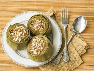 Türk yemekleri; Enginar dolması (karidesli dolma)