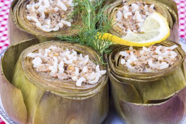 Türk yemekleri; Enginar dolması (karidesli dolma)