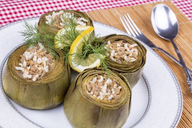 Türk yemekleri; Enginar dolması (karidesli dolma)