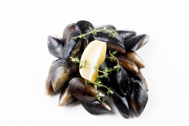 Doldurulmuş midye (midye dolma)