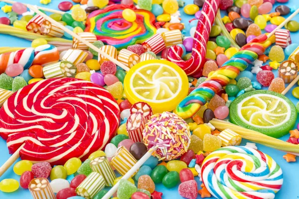 Beyaz arka plan üzerinde renkli şekerler