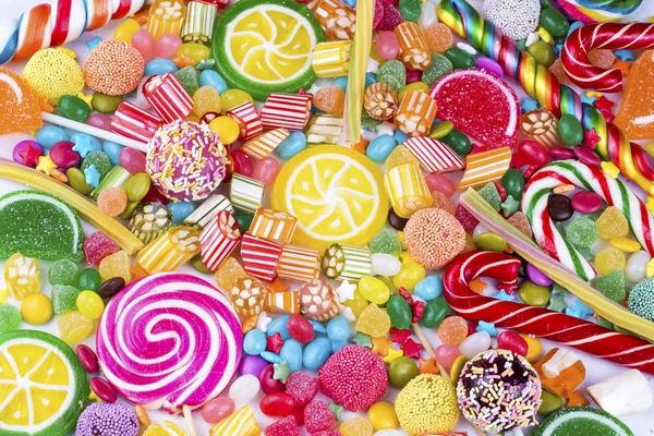 Beyaz arka plan üzerinde renkli şekerler