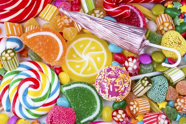 Beyaz arka plan üzerinde renkli şekerler