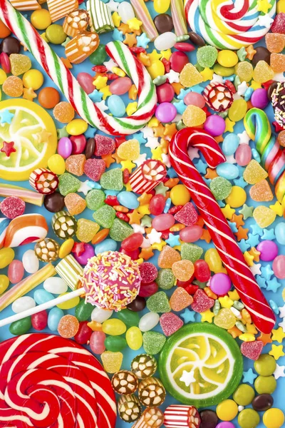 Beyaz arka plan üzerinde renkli şekerler