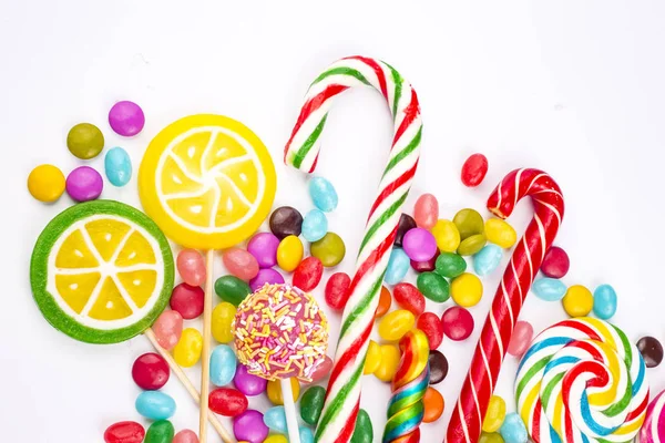 Beyaz arka plan üzerinde renkli şekerler