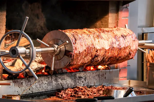 Geleneksel Türk kebap, döner kebap, cag Kebap
