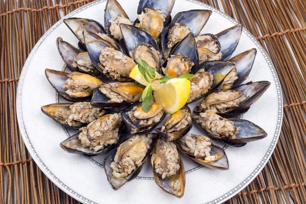 Doldurulmuş midye (midye dolma)