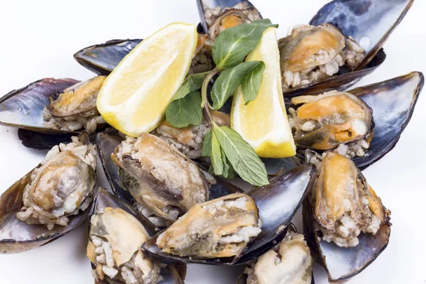 Doldurulmuş midye (midye dolma)