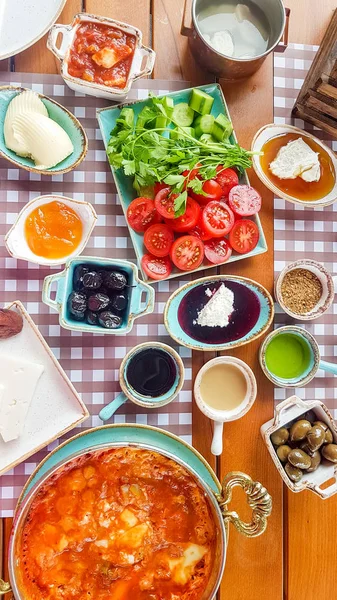 Geleneksel lezzetli Türk kahvaltısı