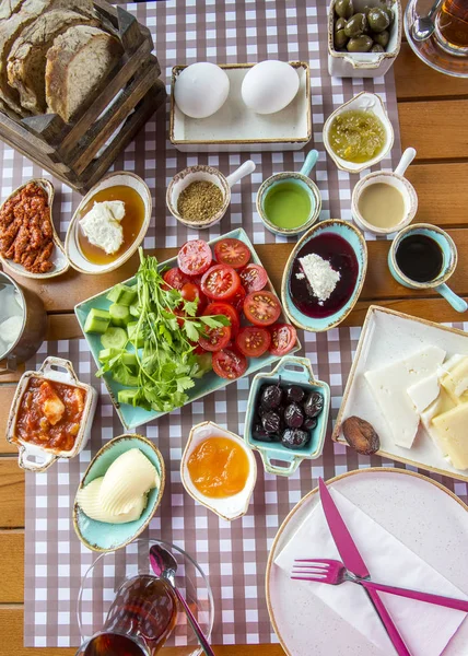 Geleneksel lezzetli Türk kahvaltısı