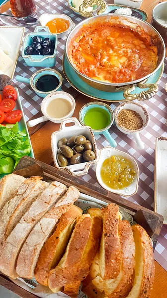 Geleneksel lezzetli Türk kahvaltısı