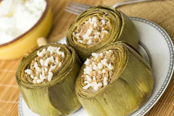 Türk yemekleri; Enginar dolması (karidesli dolma)