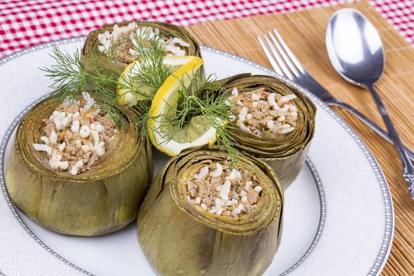 Türk yemekleri; Enginar dolması (karidesli dolma)
