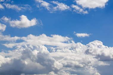 Mavi Gökyüzü ve Bulutlar