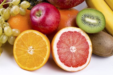 beyaz zemin üzerine taze meyve