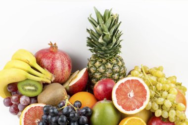 beyaz zemin üzerine taze meyve