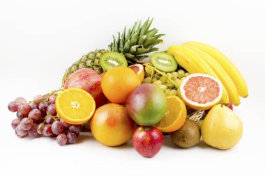 beyaz zemin üzerine taze meyve