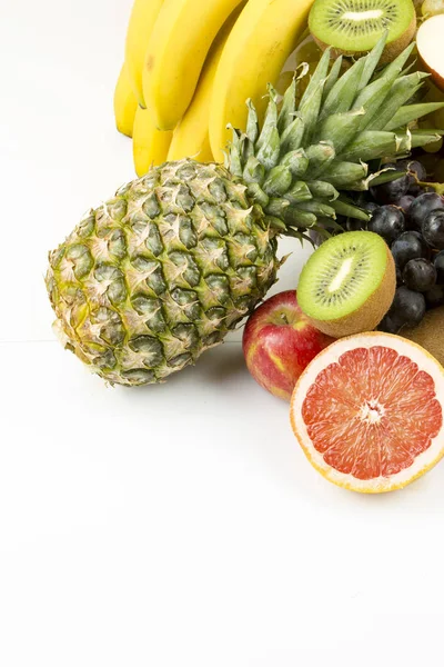 Frutas Frescas Sobre Fondo Blanco —  Fotos de Stock