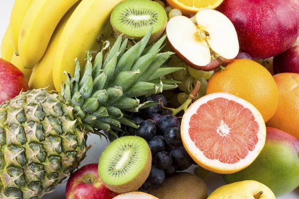 beyaz zemin üzerine taze meyve